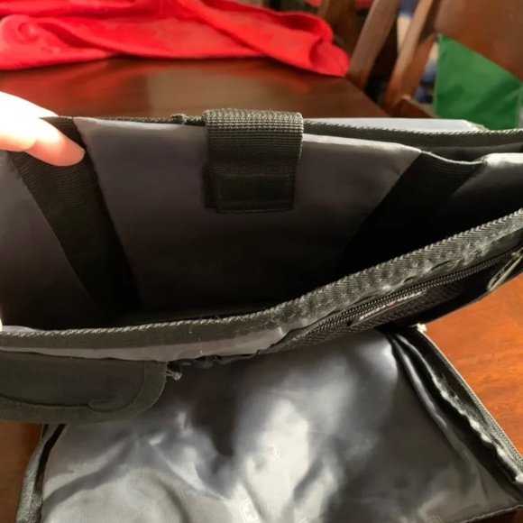 SwissGear Black Laptop Bag with Durable Design - Picture 6 of 7